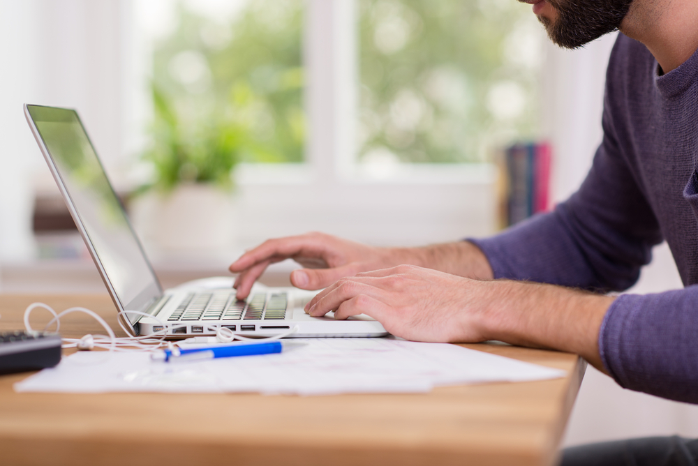 Propriétaire de petite entreprise en train de regarder un webinaire