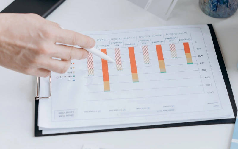 Propriétaire de petite entreprise en train de regarder un document au sujet du budget fédéral