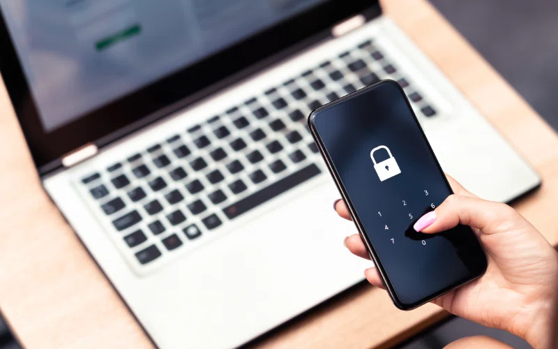 Ordinateur portable et téléphone portable avec une image de verrouillage symbolisant la cybersécurité
