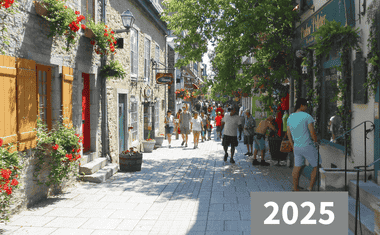 Des gens marchant dans une rue à Québec avec le mot 2025 écrit sur l'image