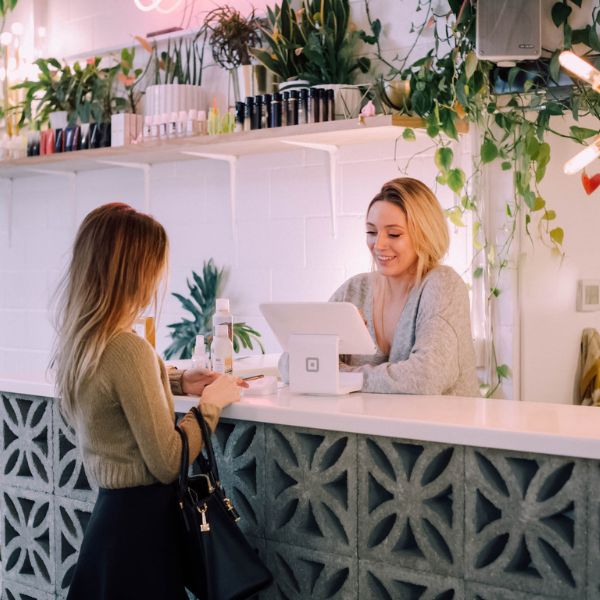 Propriétaire de petite entreprise en train de parler avec l'une de ses clientes
