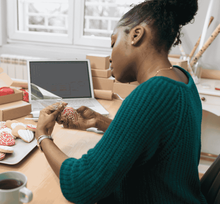 Gérante d’un petit commerce en train de travailler dans sa boutique