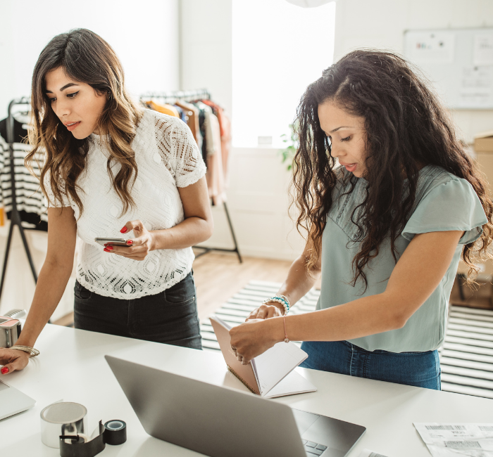 Deux propriétaires de petites entreprises travaillant dans leur magasin