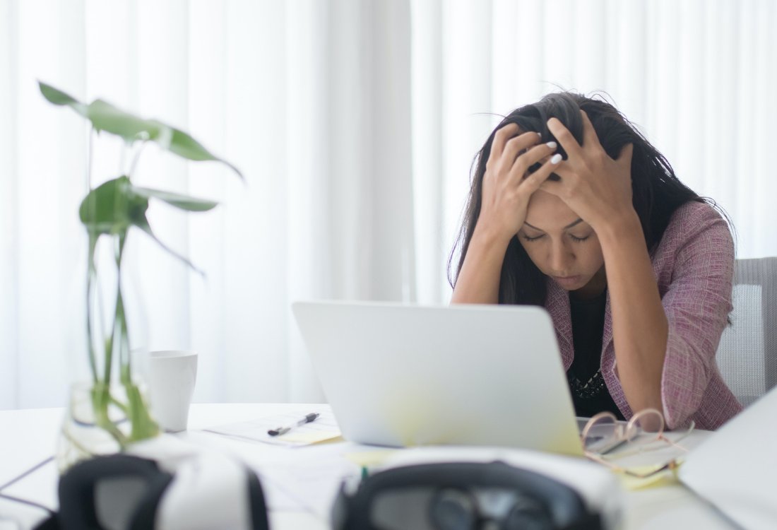 Employée d'une PME stressée en raison du harcèlement sexuel au travail
