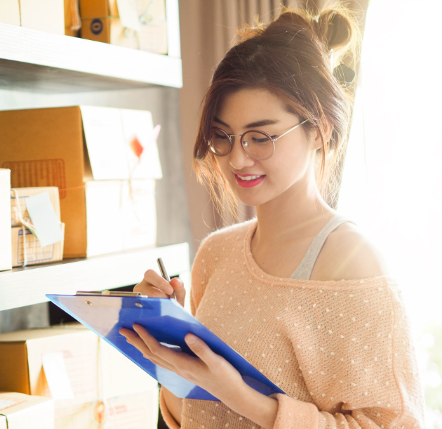 Femme écrivant sur le presse-papiers