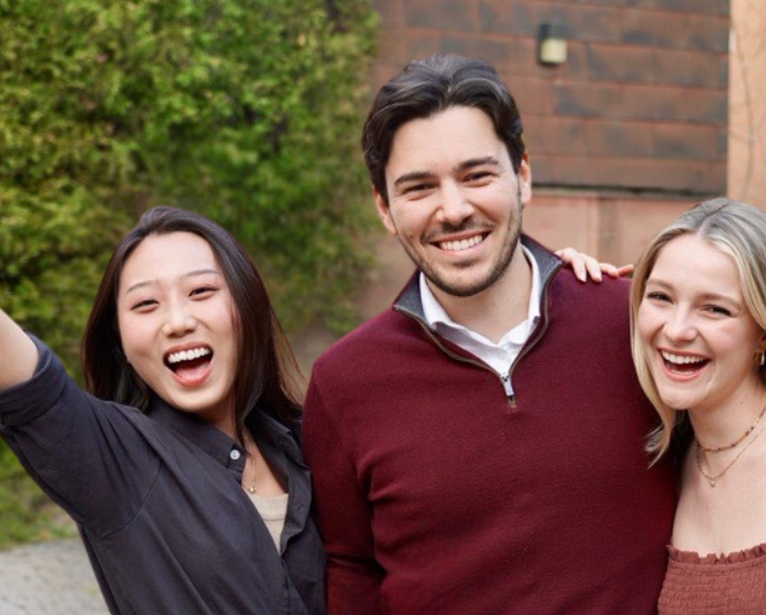 Trois stagiaires FCEI de la cohorte 2022 sourient en se tenant côte à côte.