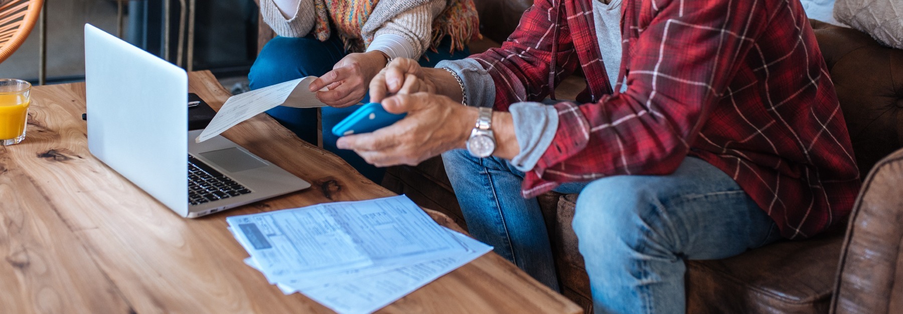 Propriétaire de petite entreprise discutant de ses documents fiscaux