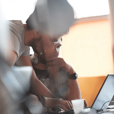 Deux collègues regardant un ordinateur et travaillant ensemble