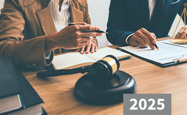 Des gens d'affaires en pleine discussion, avec les mots « 2025 » écrits sur l'image.